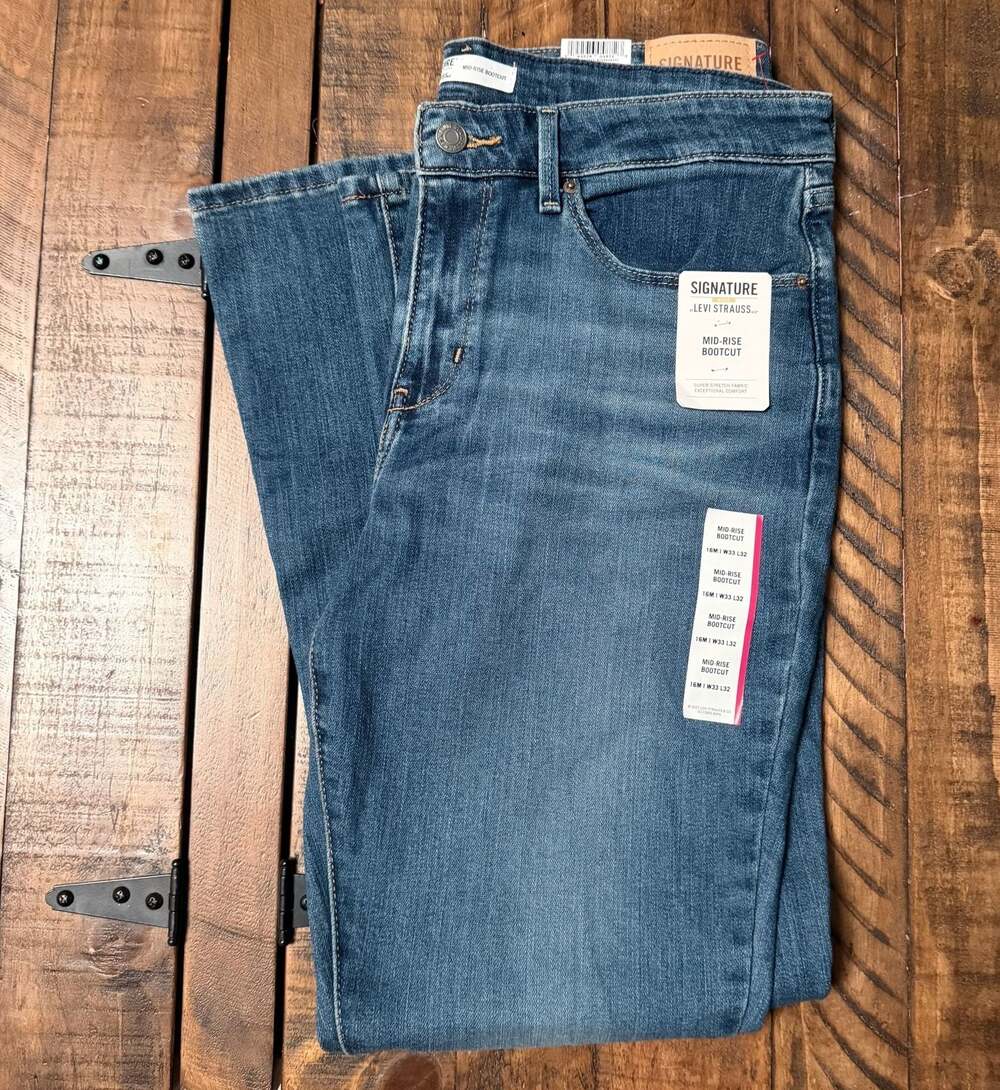 Signature by Levi Strauss & Co. Women's Mid-Rise Bootcut Jeans Size 16M W33 L32